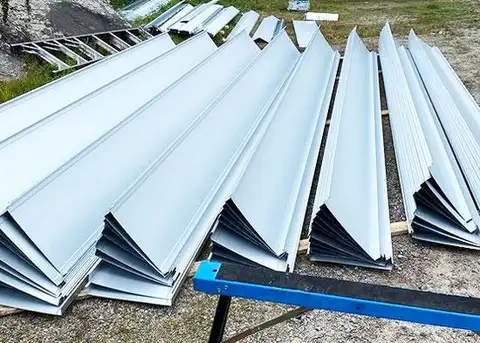 Bent metal for roofing produced on site